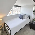 Host & - Ocean Pearl Scarborough