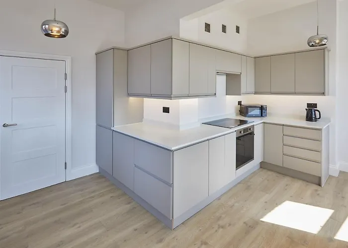 Host & - Ocean Pearl Скарборо