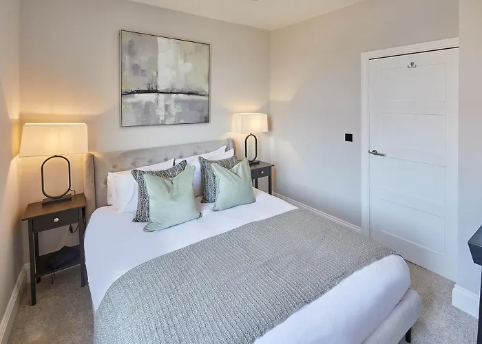 Host & - Ocean Pearl