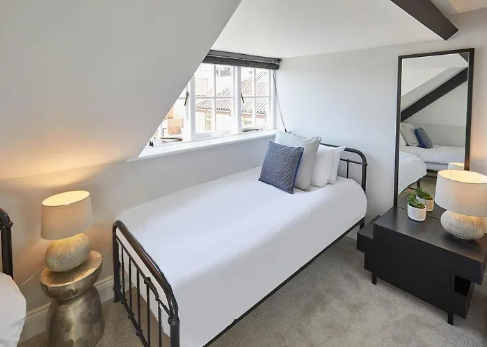 Host & - Ocean Pearl Скарборо