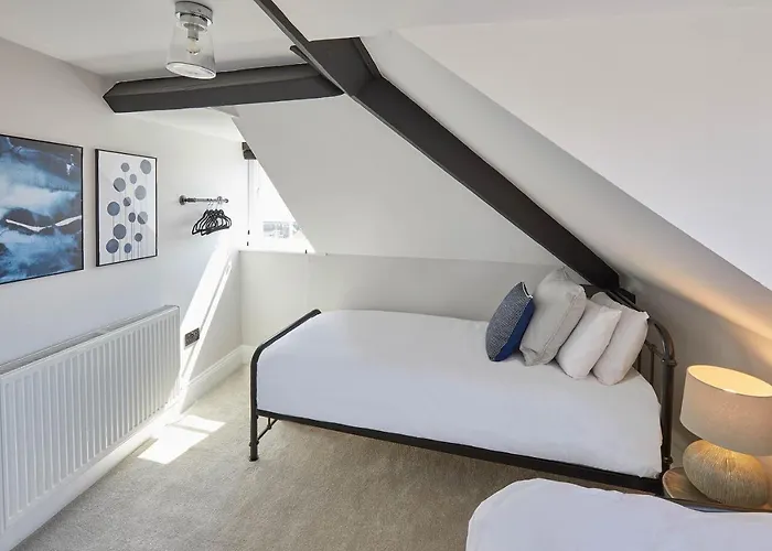 Host & - Ocean Pearl *